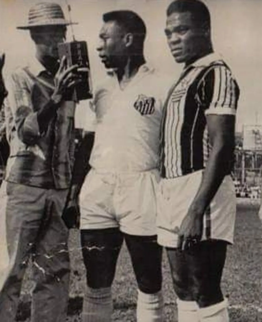 Píter (à direita) ao lado de Pelé em campo, anos 1960